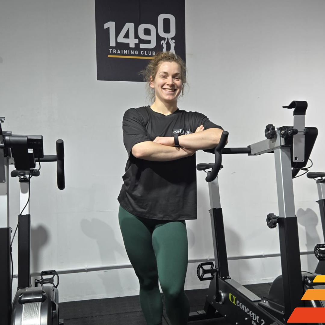Portrait de Margot Maloteau, coach du 1490 Training Club, souriante avec une médaille de compétition, sur fond graphique du club.