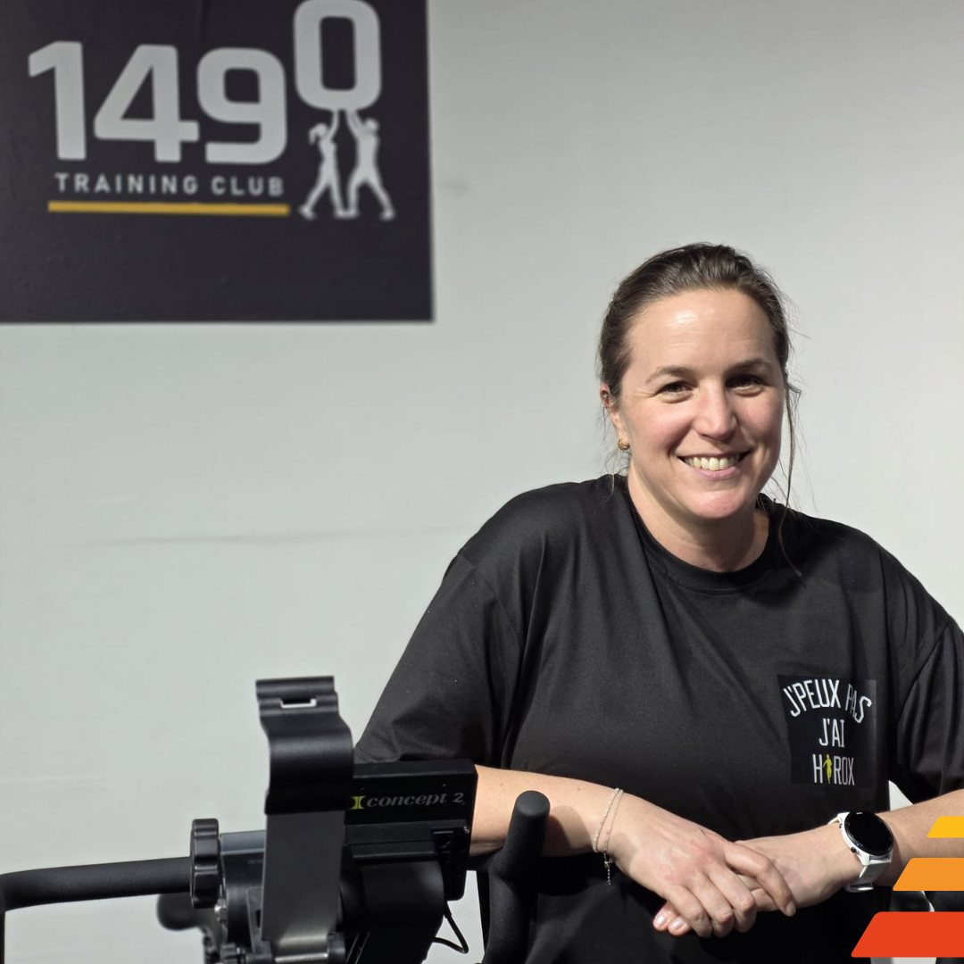 Portrait de Stéphanie Vermeiren, professeure de yoga au 1490 Training Club, souriante, sur fond graphique aux couleurs du club.
