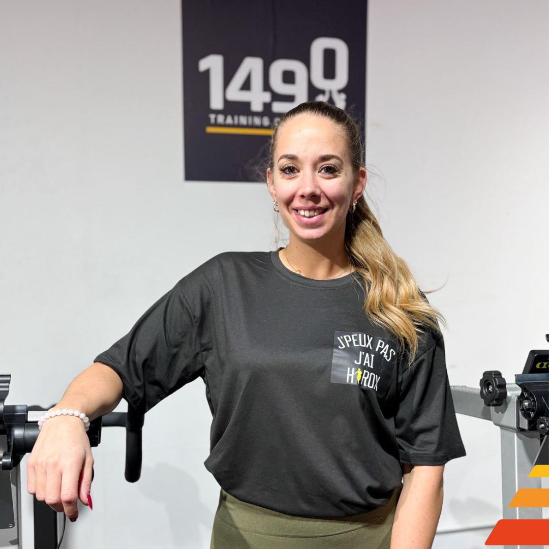 Portrait de Célia Franck, coach du 1490 Training Club, souriante, sur fond graphique aux couleurs du club.